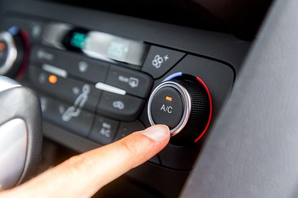 Uključivanje auto klime na komandnoj tabli