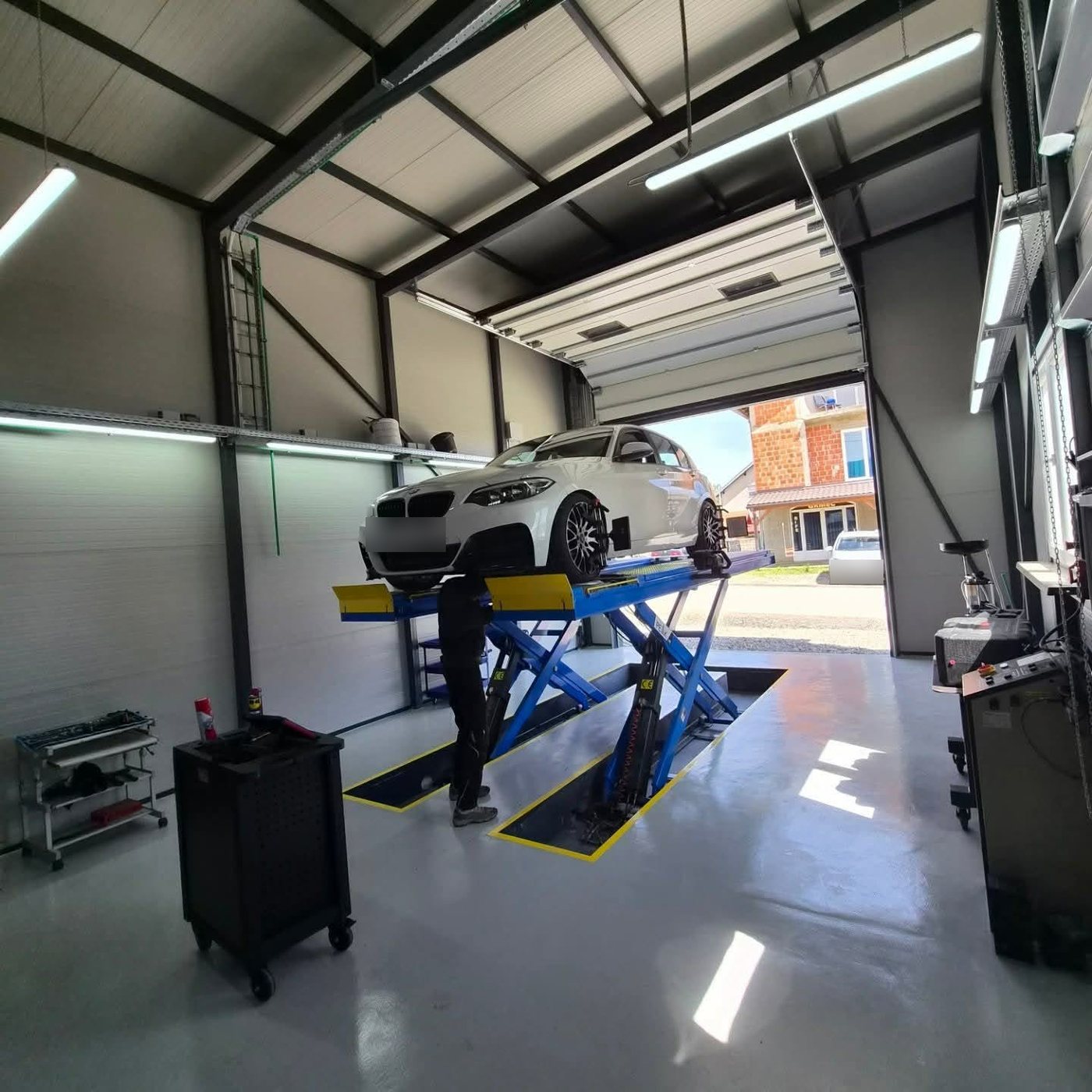 BMW na dizalici tokom 3D optike trapa