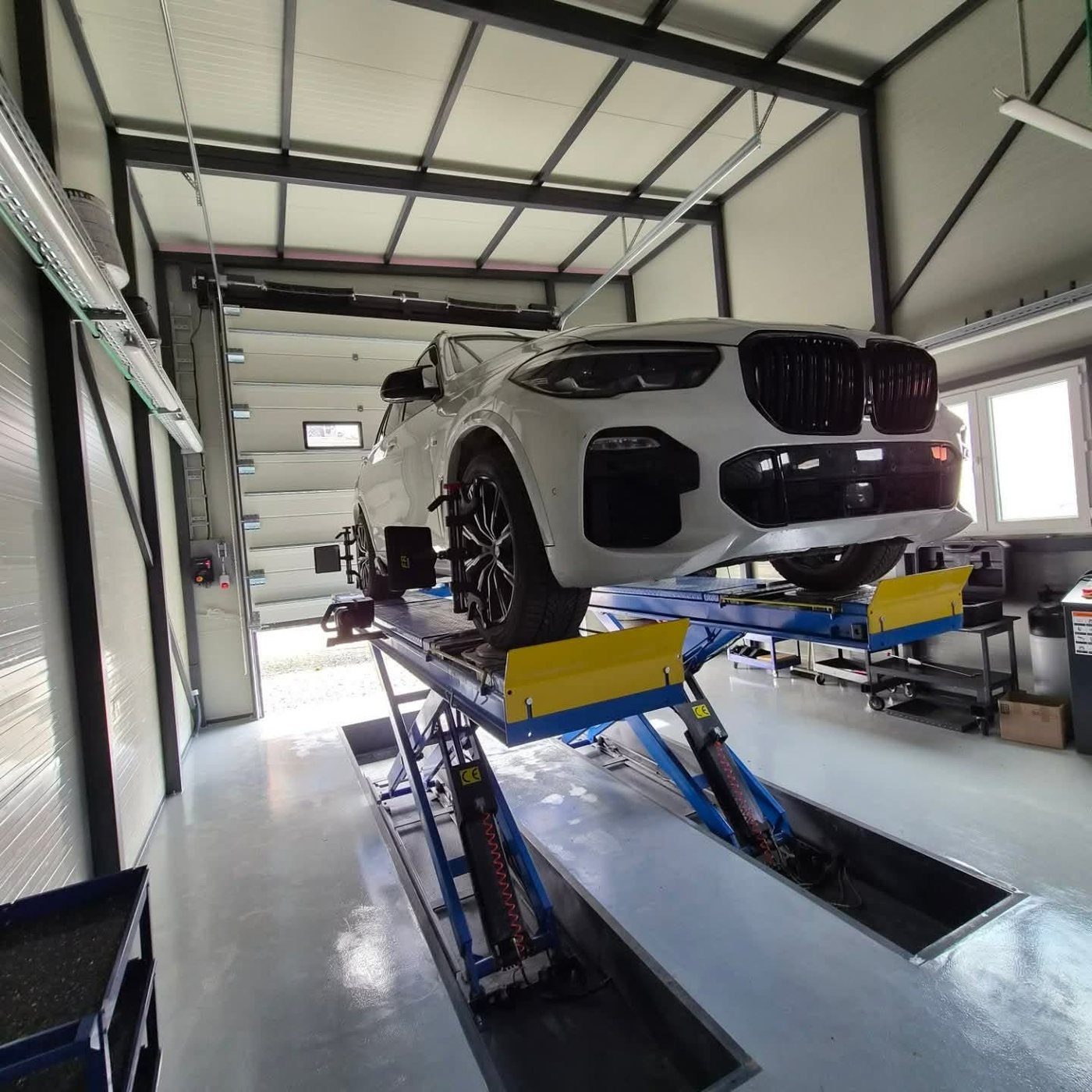 BMW X5 na dizalici za geometriju